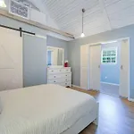 New Cheerful Renovated Home - 5 Min To Downtown!