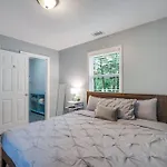 New Cheerful Renovated Home - 5 Min To Downtown!