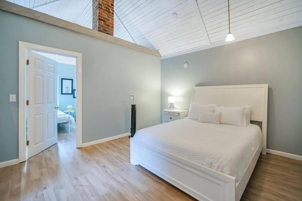 New Cheerful Renovated - 5 Min To Downtown!