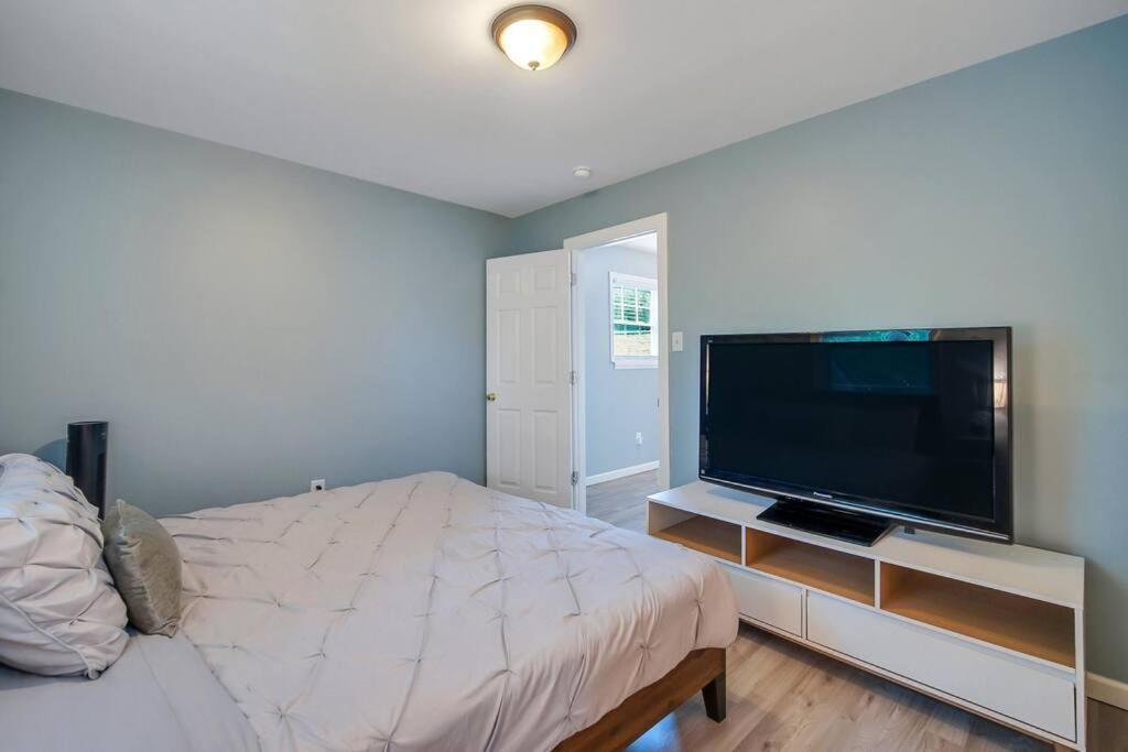 New Cheerful Renovated - 5 Min To Downtown! Holiday home Savannah