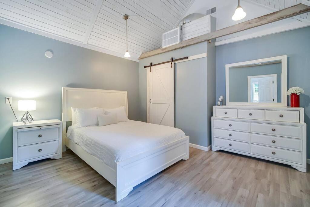 Holiday home New Cheerful Renovated - 5 Min To Downtown!